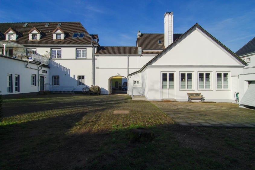 Sanierung historischer Bausubstanz, Monheim am Rhein — Innenhof des Gebäudeensembles mit Durchfahrt und angrenzendem giebelständigem Anbau