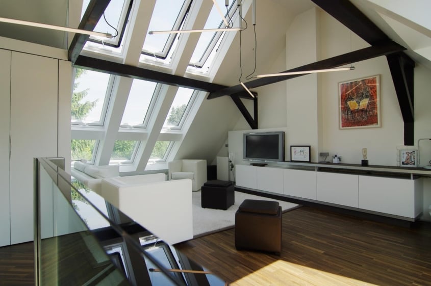 Umbau Dachgeschoss, Düsseldorf-Gerresheim — Wohnraum im Dachgeschoss mit schrägen Fensterreihen und dunklen Holzbalken