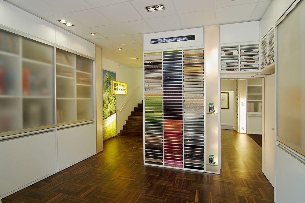 Ausstellungsbereich mit raumhoher Materialpräsentation und Holzparkett in Düsseldorf — Großhandelskonzept von Bernd Schüller